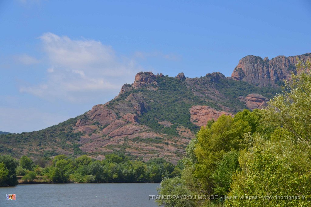 Lac Arena 16 juin 2013 2.jpg - Le lac Arena et le rocher de Rquebrune sur Argens. 16 juin 2013